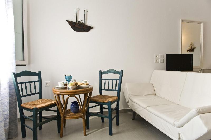 Tsakanos Home Adamantas  ภายนอก รูปภาพ