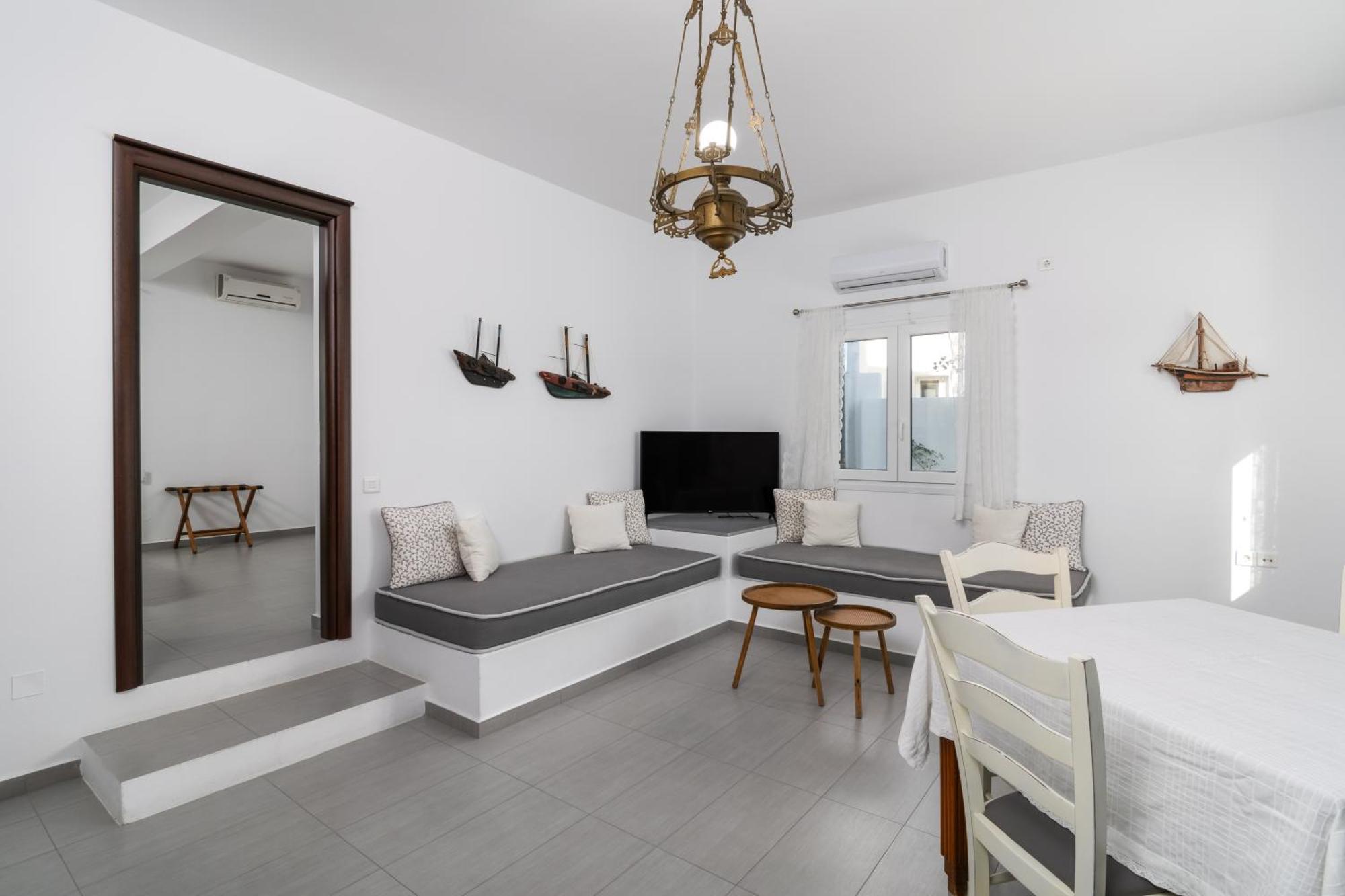 Tsakanos Home Adamantas  ภายนอก รูปภาพ